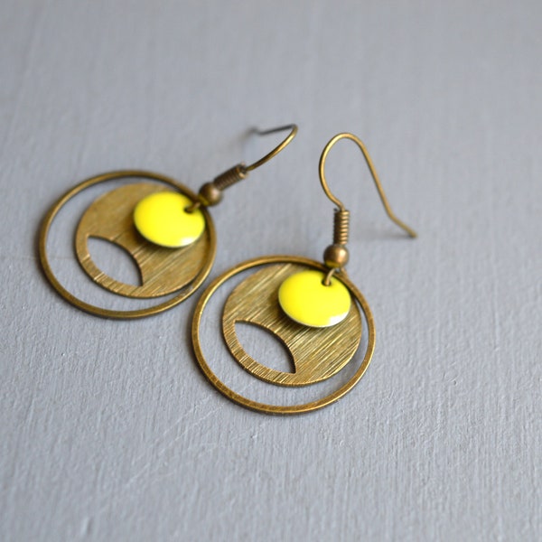 Boucles d'oreilles jaune citron - métal couleur bronze et sequin émaillé rond