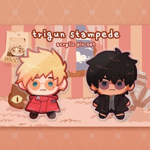 Puede incluir: Un conjunto de pines acrílicos con dos personajes de dibujos animados de "Trigun Stampede". Un personaje tiene cabello rubio y un abrigo rojo, el otro tiene cabello negro y un abrigo negro. Se muestra el texto "trigun Stampede" y "acrylic pin set".