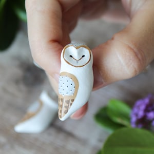 Barn owl brooch - handpainted clay brooch - bird pin badge