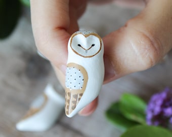 Barn owl brooch - handpainted clay brooch - bird pin badge