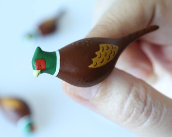 Broche de faisán - broche de arcilla pintado a mano - insignia de pájaro