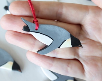 Pingüino emperador - adorno de arcilla pintado a mano - decoración para árbol - adorno colgante de animal pequeño