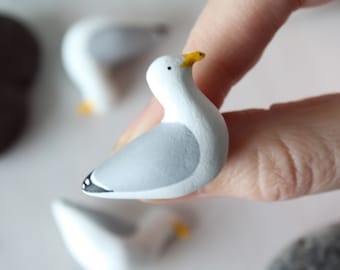 Broche de gaviota - broche de arcilla pintado a mano - insignia de pájaro