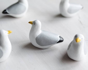 Escultura en miniatura de una pequeña gaviota argéntea - figura de arcilla pintada a mano - tótem animal - pequeño adorno
