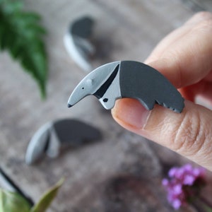 Anteater brooch - handpainted clay brooch - animal pin badge