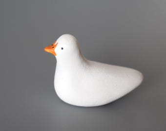 Escultura en miniatura de un pequeño pato blanco - figura de arcilla pintada a mano - tótem animal - pequeño adorno