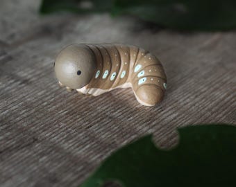 Oruga diminuta n.° 1 - escultura en miniatura - figurita de arcilla pintada a mano - tótem animal - pequeño adorno