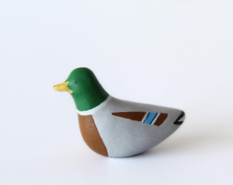 Escultura en miniatura de un pequeño pato ánade real - figura de arcilla pintada a mano - tótem animal - pequeño adorno