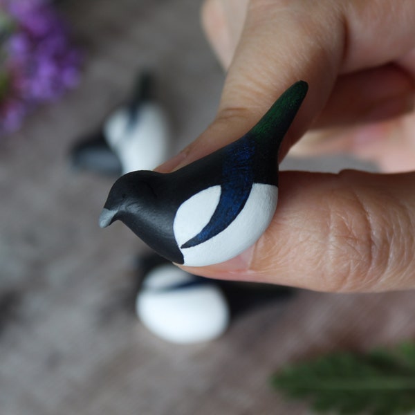 Magpie brooch - handpainted clay brooch - bird pin badge