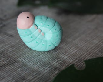 Oruga diminuta n.° 2 - escultura en miniatura - figurita de arcilla pintada a mano - tótem animal - pequeño adorno