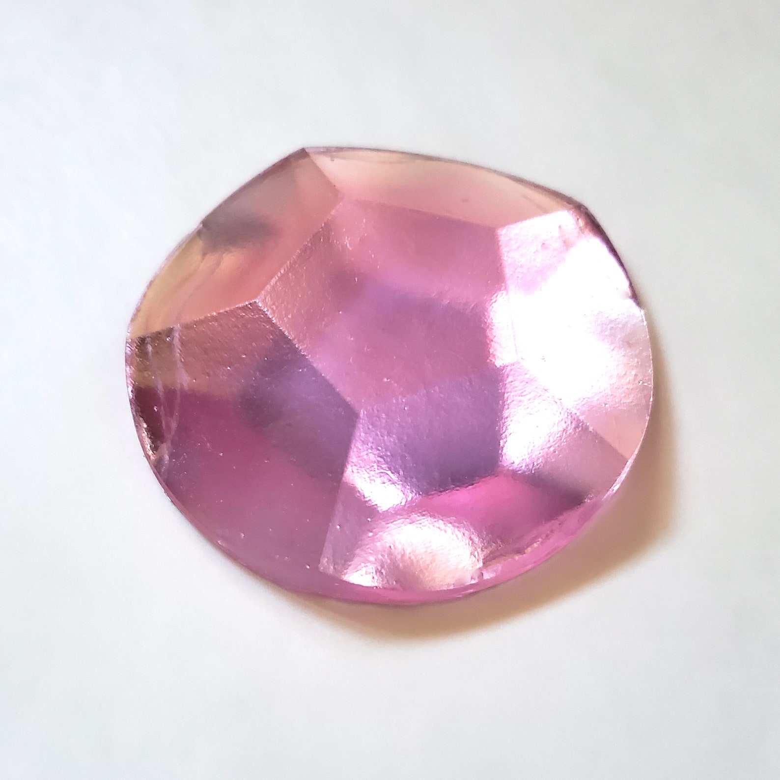 розовый турмалин кристаллы. кварц драгоценный камень или нет. фиалковый аметист. розовый турмалин рубеллит. розовый кварц камень натуральный.