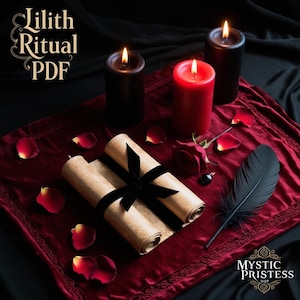 Peut inclure: Une scène mystique avec trois bougies allumées, deux noires et une rouge, et des parchemins roulés attachés avec un ruban noir. Une plume noire, des pétales de rose et le texte "Lilith Ritual PDF" sont également présents. Le tout est posé sur un tissu de velours rouge.
