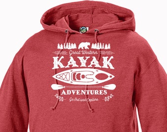 Puede incluir: Sudadera con capucha roja con un diseño gráfico blanco que dice "Great Western Kayak Adventures Go Out and Explore" con una imagen estilizada de un kayak y remos.