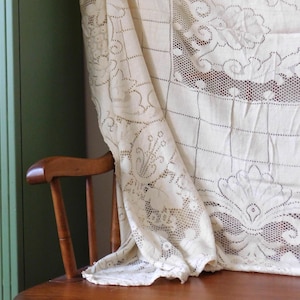 Off-White Quaker Crochet Lace Tablecloth
