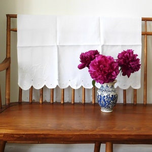 Chemin de table blanc festonné avec initiales brodées