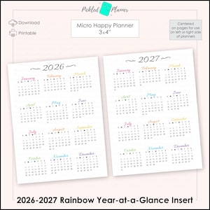 Op de afbeelding: Een afdrukbare 2026-2027 regenboog jaaroverzicht inlegvel voor een Micro Happy Planner, 7,6 x 10,2 cm. De kalenderpagina's bevatten maandelijkse lay-outs met kleurrijke koppen. Het ontwerp is gecentreerd voor gebruik aan de linker- of rechterkant van planners.
