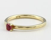 Rubin Solitärring mit Hammerschlag, Rubin Ring Gold, Verlobungsring roter Stein 585 750 Gold, Gehämmeter Ring mit Stein