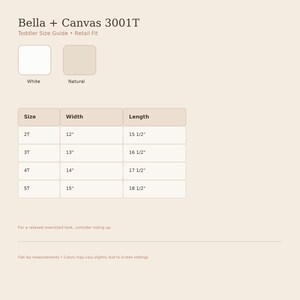 Op de afbeelding: Maattabel voor Bella + Canvas 3001T kleding voor peuters. De tabel bevat maten voor maten 2T tot 5T, met breedtes vari&euml;rend van 30,5 cm tot 38,1 cm en lengtes van 39,4 cm tot 47 cm. Er worden twee kleurstalen getoond: wit en naturel.
