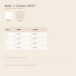 Op de afbeelding: Maattabel voor Bella + Canvas 3001Y jeugdkleding. Maten S, M, L en XL worden vermeld, met breedte- en lengtematen in inches. Twee kleurstalen worden getoond: wit en neutraal. De tekst adviseert om een maat groter te nemen voor een relaxte pasvorm.