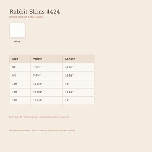 Op de afbeelding: Witte maattabel voor babyrompers van Rabbit Skins 4424. De gids bevat afmetingen voor maten NB (18.4cm breedte, 27.3cm lengte) tot 24M (28.6cm breedte, 35.6cm lengte). Zachte pasvorm voor baby's.