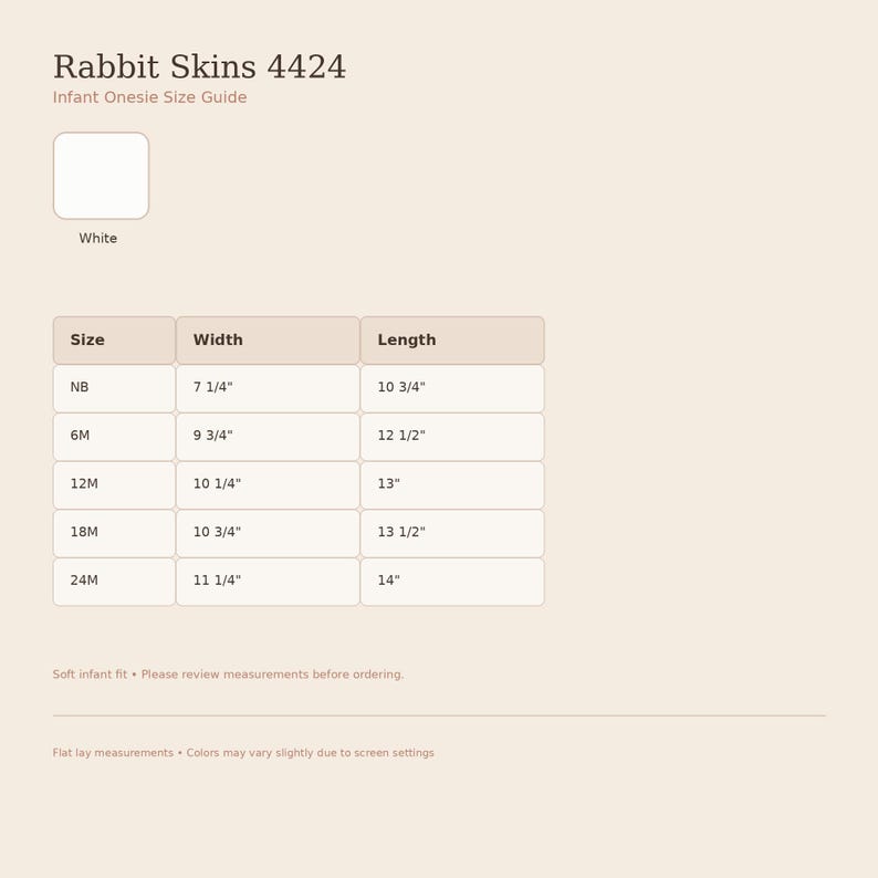 Op de afbeelding: Witte maattabel voor babyrompers van Rabbit Skins 4424. De gids bevat afmetingen voor maten NB (18.4cm breedte, 27.3cm lengte) tot 24M (28.6cm breedte, 35.6cm lengte). Zachte pasvorm voor baby's.