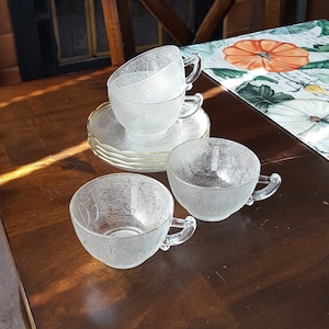 1950&#39;s Jeannette Glass GOLD TRIM HARP Cups and Saucers - Set of Four