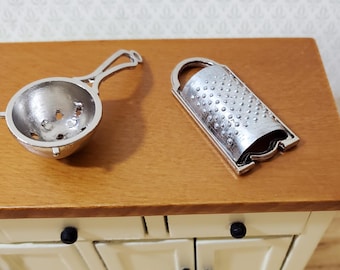 Dollhouse 1:6 Scale Grater & Strainer Playscale Kitchen Accessories Metal Silver