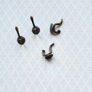 4er Set Garderobenhaken aus Metall im Maßstab 1:12 und Antikmessing