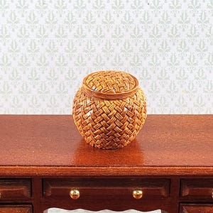 Dollhouse Wicker Style Basket Round 1:12 Scale Miniature Does Not Open