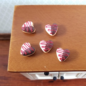 Dollhouse Heart Donuts Pastries x5 1:12 Scale Miniature Food Desserts Cookies