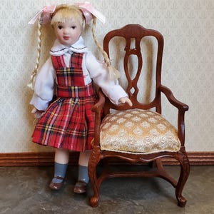 Muñeca de porcelana en miniatura para casa de muñecas, trenzas articuladas a escala 1:12, vestido a cuadros rojo imagen 4