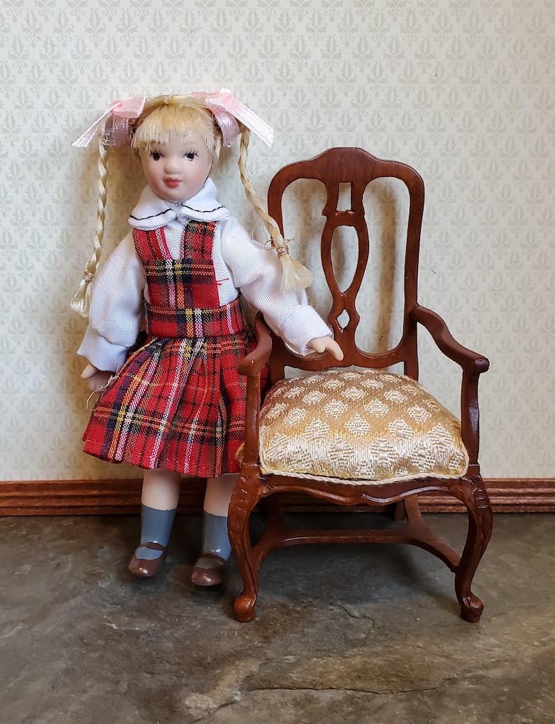 Muñeca de porcelana en miniatura para casa de muñecas, trenzas articuladas a escala 1:12, vestido a cuadros rojo imagen 4