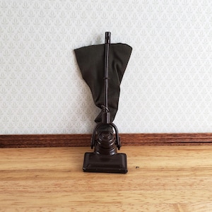 ドールハウス用掃除機（縦型、バッグ付き）ヴィンテージ1930年代スタイル 金属製 1:12スケール ミニチュア