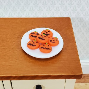 Biscuits citrouille pour maison de poupée, dessert d'Halloween sur assiette en verre, échelle 1:12, nourriture miniature