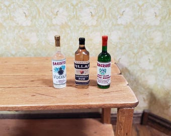 Puppenhaus Miniatur Rum Wodka Scotch Flaschen Tiny 1:12 Skala Getränke Schnaps