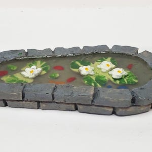 Small Miniature Garden Pond Pool with Frog & Water Lilies Resin 1:12 Scale Dollhouse