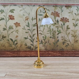 Dollhouse Floor Lamp Battery Light Flower Shade Gold Base 1:12 Scale Miniature image 4