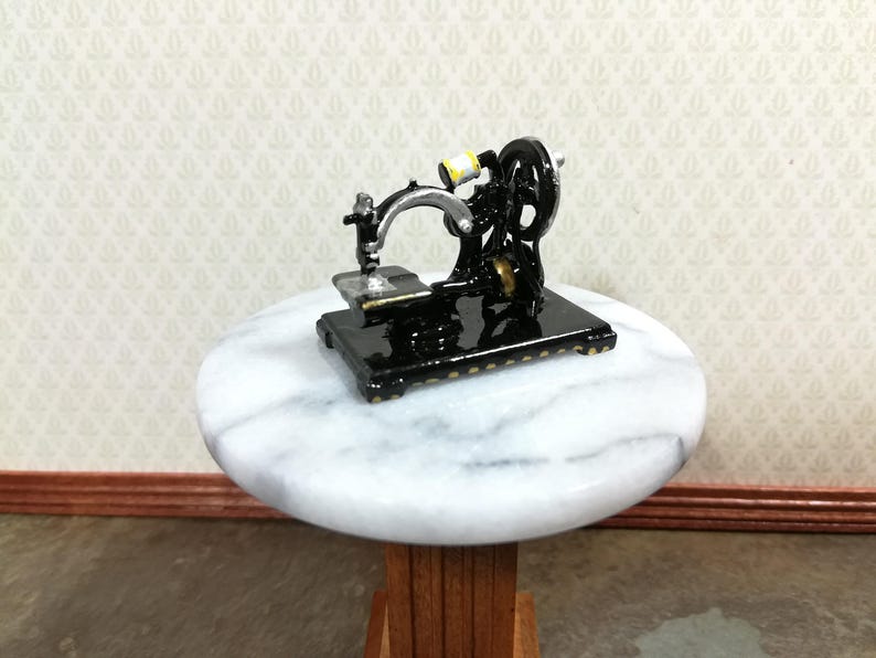 Dollhouse Miniature Sewing Machine Vintage Style Metal 1:12 Scale afbeelding 1
