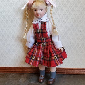 Muñeca de porcelana en miniatura para casa de muñecas, trenzas articuladas a escala 1:12, vestido a cuadros rojo imagen 1