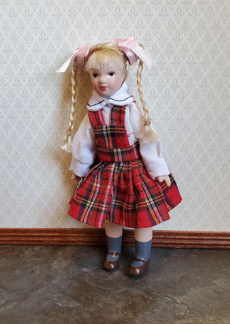Muñeca de porcelana en miniatura para casa de muñecas, trenzas articuladas a escala 1:12, vestido a cuadros rojo imagen 1