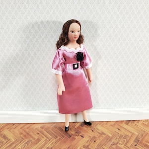 Dollhouse Female Doll Mom Mother Pink Dress Porcelain 1:12 Scale Miniature