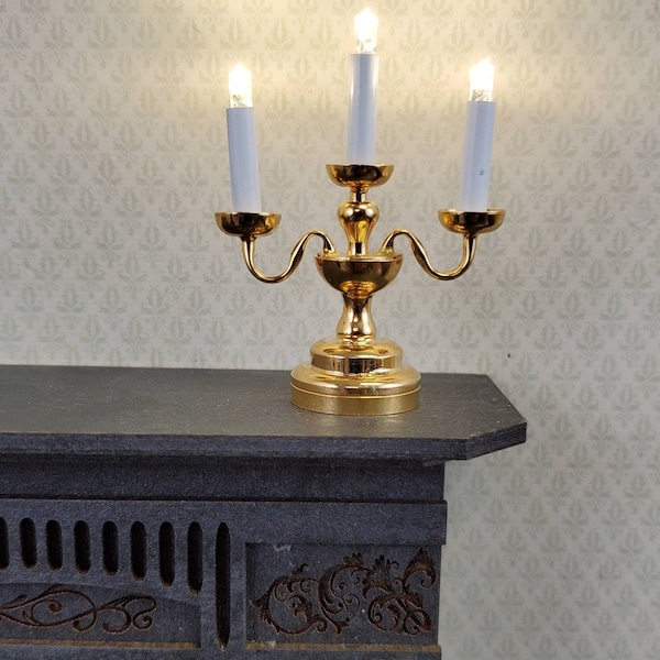 Lampe candélabre miniature à pile 3 branches pour maison de poupée dorée à l'échelle 1:12
