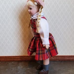 Muñeca de porcelana en miniatura para casa de muñecas, trenzas articuladas a escala 1:12, vestido a cuadros rojo imagen 2