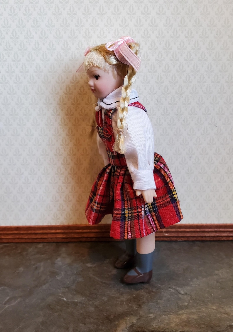 Muñeca de porcelana en miniatura para casa de muñecas, trenzas articuladas a escala 1:12, vestido a cuadros rojo imagen 2