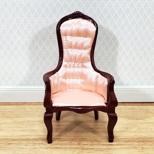 Dollhouse Gentlemen's Chair Victorian Pink & Mahogany Finish 1:12 Scale Miniature Furniture immagine 2