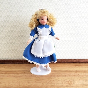 Maison de poupée fille poupée cheveux bouclés en porcelaine miniature à l'échelle 1:12 robe bleu blanc