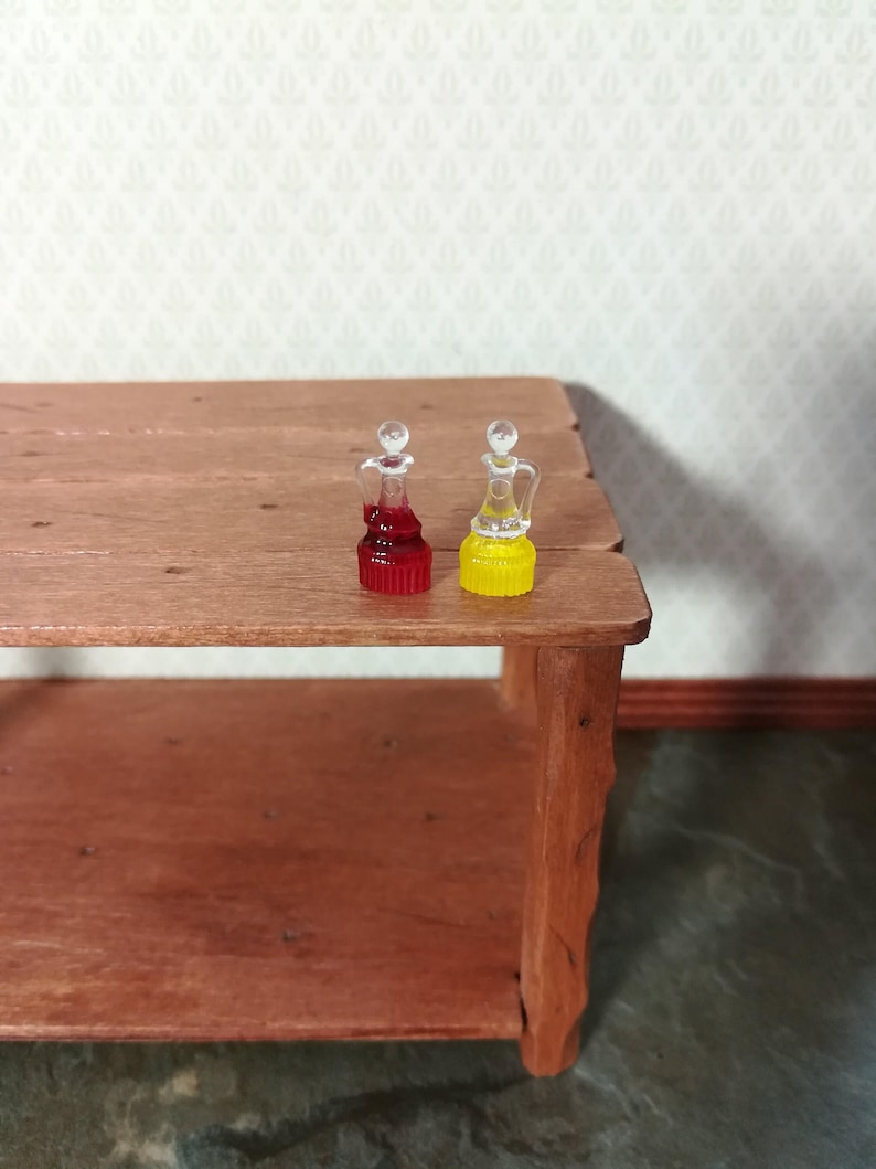 Dollhouse Miniature Oil & Vinegar Cruet Bottles 1:12 Scale Kitchen Accessory immagine 1