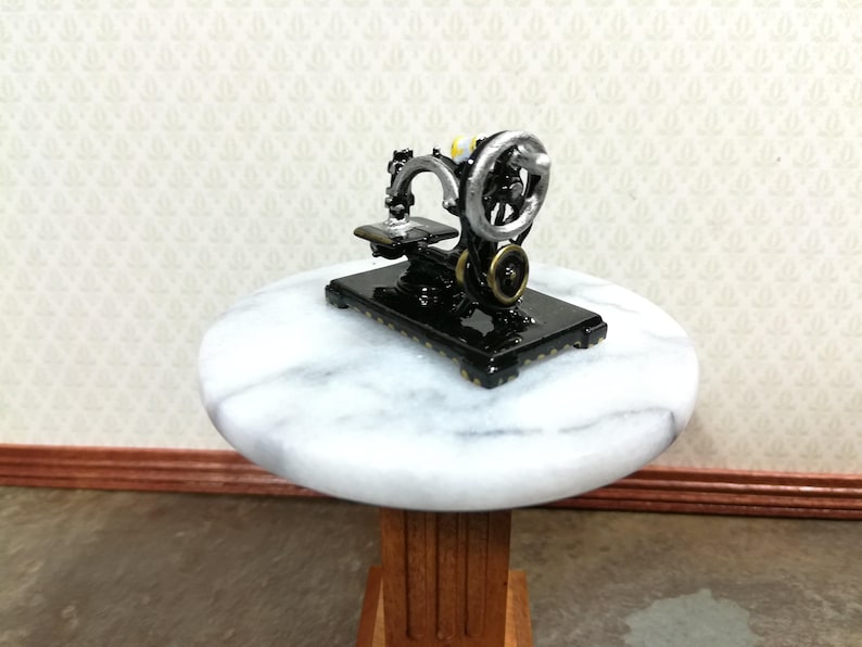 Dollhouse Miniature Sewing Machine Vintage Style Metal 1:12 Scale afbeelding 3