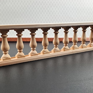 Dollhouse Balustrade Porch Balcony Railing 1 Piece 13 3/8" x 2" 1:12 Scale Miniature afbeelding 1