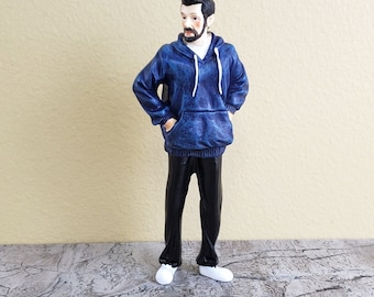 Maison de poupée miniature homme moderne père papa debout barbe bleu sweat à capuche échelle 1:12